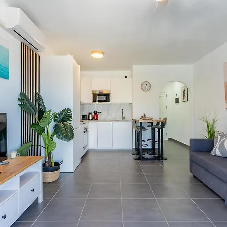 Renovated With Sunny Terrace And Ocean Views In Malibu Park Tenerife Appartement