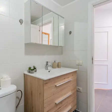 Renovated With Sunny Terrace And Ocean Views In Malibu Park Tenerife Apartment *